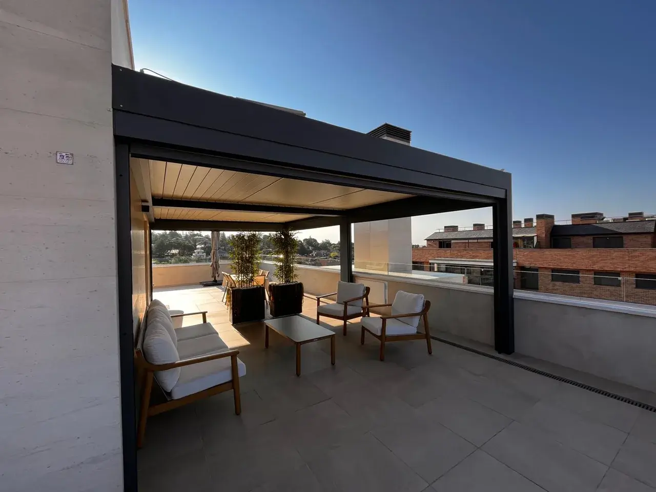 Terraza con pérgola bioclimática — después de la instalación en Colmenar Viejo